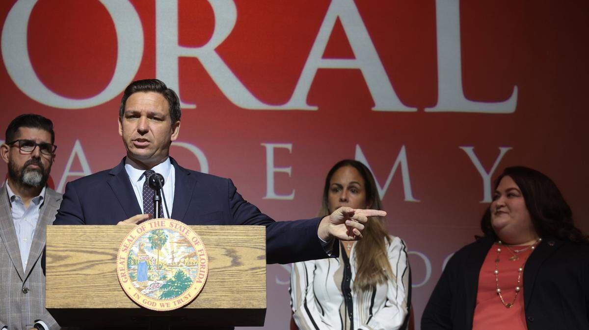 El gobernador de la Florida, Ron DeSantis, anuncia su propuesta de reemplazar las pruebas estandarizadas estatales FSA por un nuevo sistema de evaluación, el martes 14 de septiembre de 2021, en la Doral Academy Preparatory School. DeSantis aparece acompañado de legisladores y funcionarios escolares.