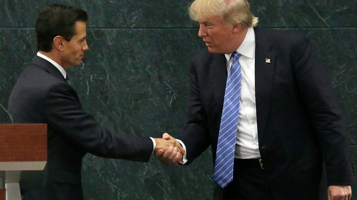 El presidente de México, Enrique Peña Nieto, y el candidato republicano Donald Trump se saludan en una conferencia en Los Pinos, la residencia oficial de la presidencia en Ciudad de México, el 31 de agosto.