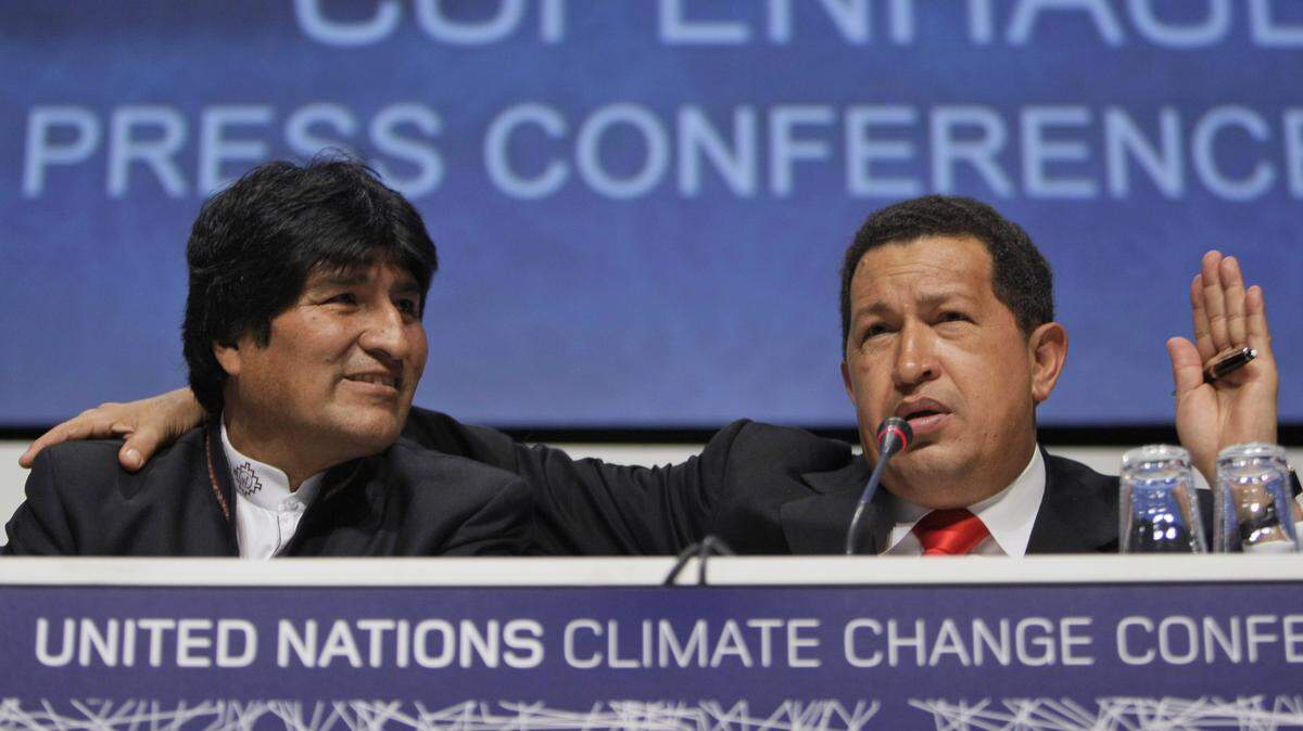 El presidente boliviano Evo Morales (izq.) junto al fallecido mandatario venezolano Hugo Chávez, durante la Conferencia sobre el Cambio Climático de la ONU en Copenhague, el 18 de diciembre de 2009.