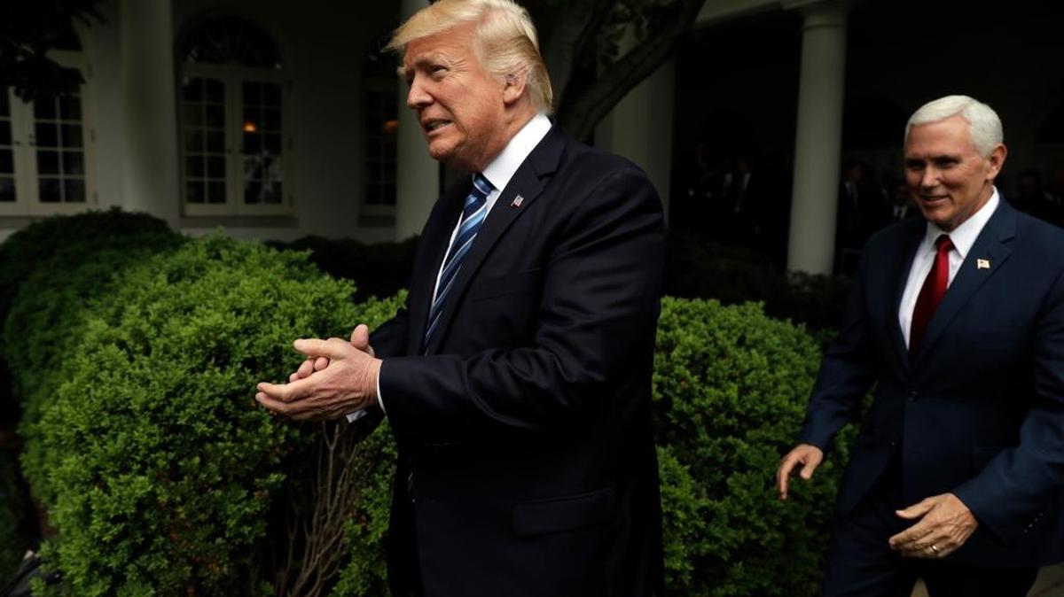 El presidente Donald Trump y el vicepresidente Pence llegan al Rose Garden en la Casa Blanca en mayo.