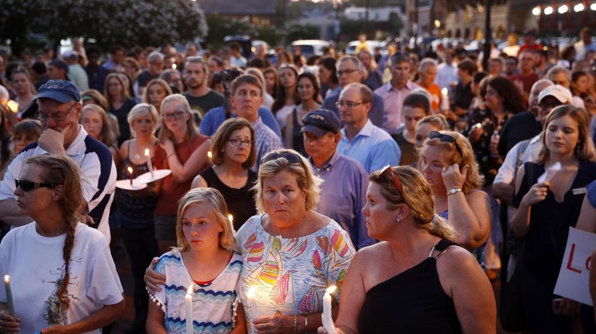Cientos de personas participan en una vigilia el 29 de junio por la matanza en el periódico Capital Gazette en Annapolis, Maryland.