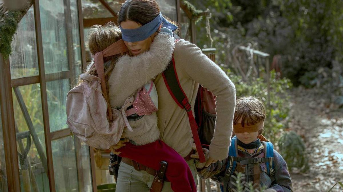 Una escena de la película “Bird Box” (A ciegas), protagonizada por Sandra Bullock. La popularidad del filme ha dado paso a un desafío viral que ha sido criticado por el peligro que representa para sus participantes.