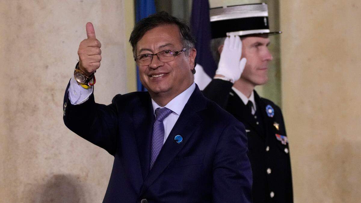 El presidente de Colombia Gustavo Petro llega a una cena para cerrar el evento del Foro por la Paz, el viernes 11 de noviembre de 2022, en París. (AP Foto/Christophe Ena, Archivo)