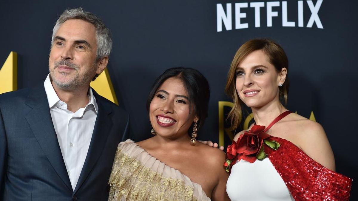 El director Alfonso Cuarón (izq.), y las actrices Yalitza Aparicio y Marina de Tavira, en el estreno de “Roma” en Los Ángeles, el 10 de diciembre de 2018.