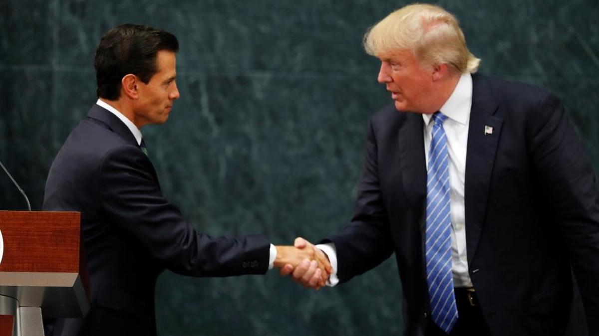El presidente de México, Enrique Peña Nieto, y el candidato republicano a la presidencia de EEUU, Donald Trump, se saludan en Los Pinos, la residencia oficial del presidente mexicano, el miércoles pasado.