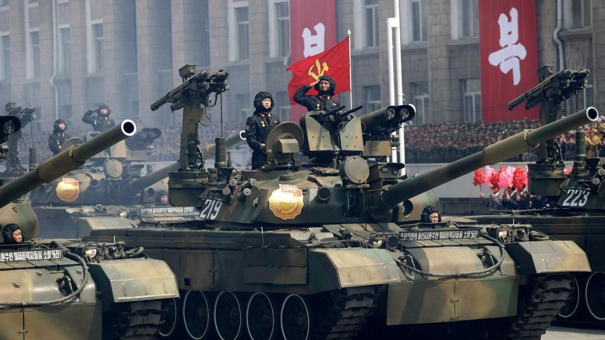 Soldados norcoreanos en tanques de guerra desfilan en Pyongyang, el 15 de abril, conmemorando el natalicio de Kim Il Sung, fundador de la nación y abuelo del actual mandatario, Kim Jong Un.