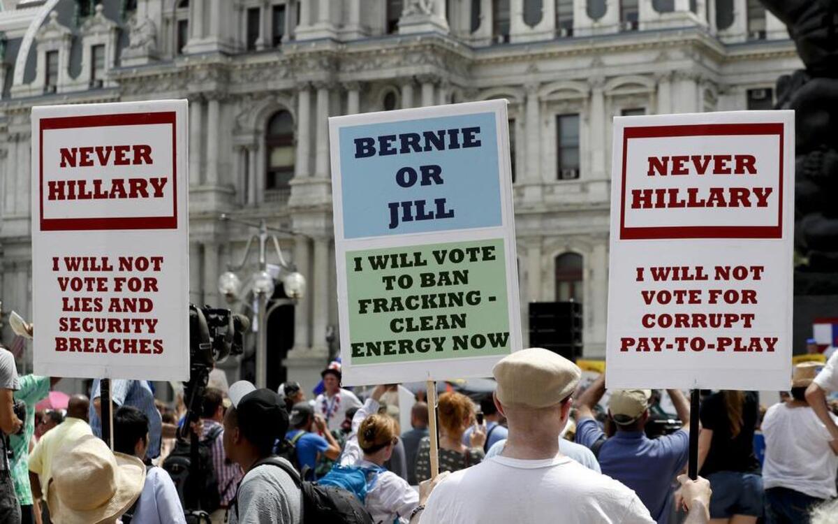 Simpatizantes del senador Bernie Sanders participan el martes en un mitin político en Filadelfia.