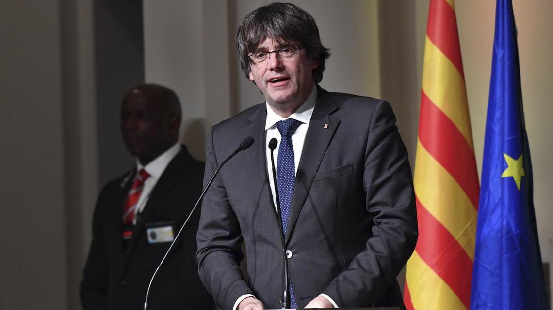 El depuesto presidente catalán Carles Puigdemont, refugiado en Bruselas, enfrenta la extradición a España.