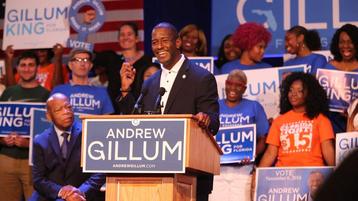 El alcalde Andrew Gillum, candidato demócrata a la gobernación de Florida, acompañado del pionero de la lucha por los derechos civiles, el congresista John Lewis (izq.), da un discurso acerca de la importancia de votar, el jueves 25 de octubre de 2018, en la Universidad Florida Memorial.