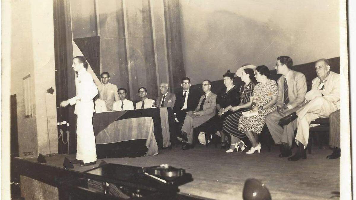 Pedro Vicente Aja dando un discurso en 1943 a los 22 años como representante de las Juventudes Evangélicas de Cuba y estudiante de La Universidad de La Habana en el Congreso Antifascista de México.