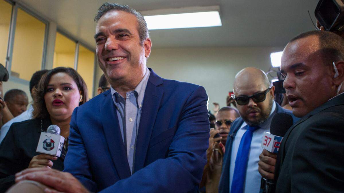 El actual presidente de República Dominicana, Luis Abinader, saluda a un seguidor durante un acto de campaña, en esta foto de archivo del 15 de mayo de 2016, en Santo Domingo.