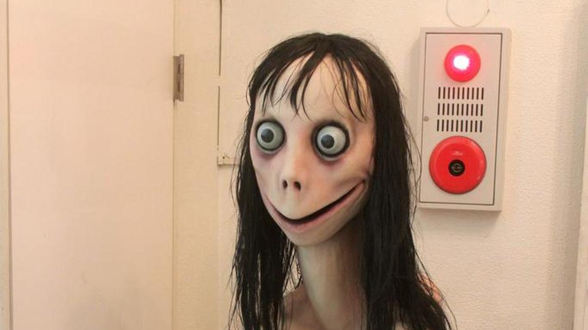 La obra original Momo es una escultura de silicona creada en el 2016 por el artista japonés Keisuke Aiso. La imagen fue usada para crear un video aterrador para asustar a los niños e inducirlos ha hacer cosas peligrosas. Aiso dijo que la obra original fue destruida hace tiempo.