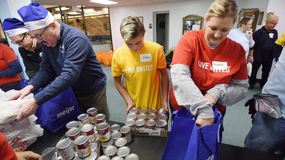 Voluntarios organizan bolsas de comida para distribuir el Día de Acción de Gracias, en un Salvation Army en Benton Harbor, Michigan.