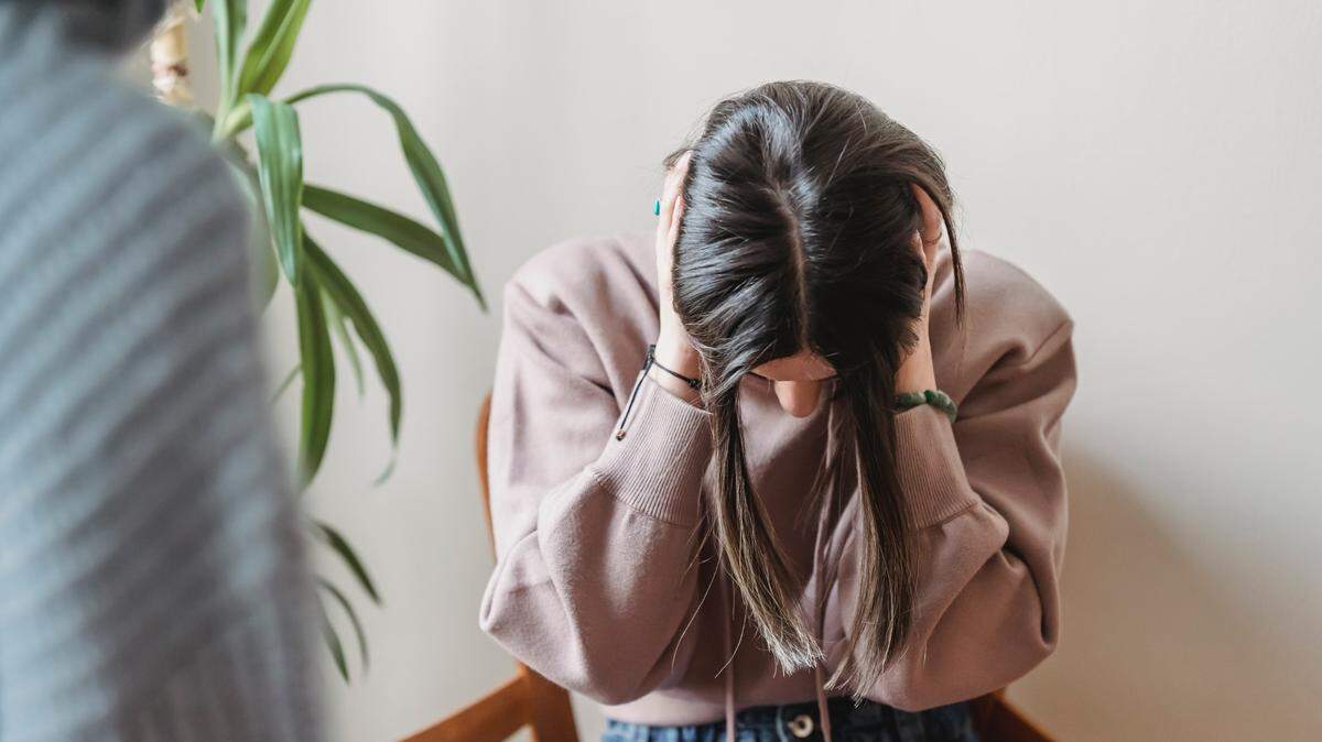 Si enfrentas una situación incómoda con un familiar difícil, puedes ignorar los comentarios, pedir respeto con amabilidad, abandonar momentáneamente la sala, o evitar conscientemente temas críticos.
