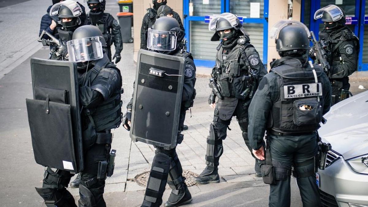 Policías franceses inician el miércoles una operación en el barrio parisino de Saint-Denis, que terminó con el allanamiento de un refugio de terroristas y la muerte de Abdelhamid Abaaoud, el organizador de los atentados del 13 de noviembre.