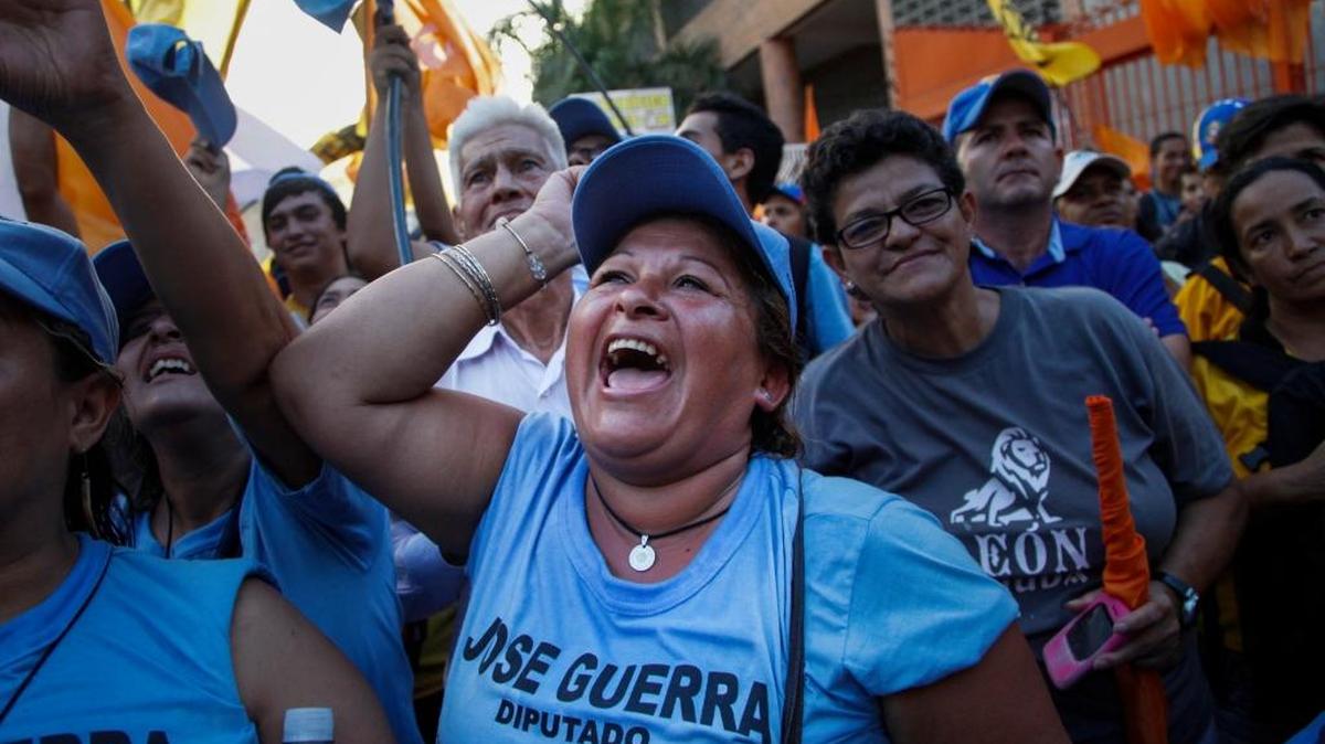 Una multitud corea consignas a favor de los candidatos de la oposición en el sector caraqueño de El Paraíso, el 14 de noviembre. Venezuela celebra elecciones parlamentarias el 6 de diciembre.