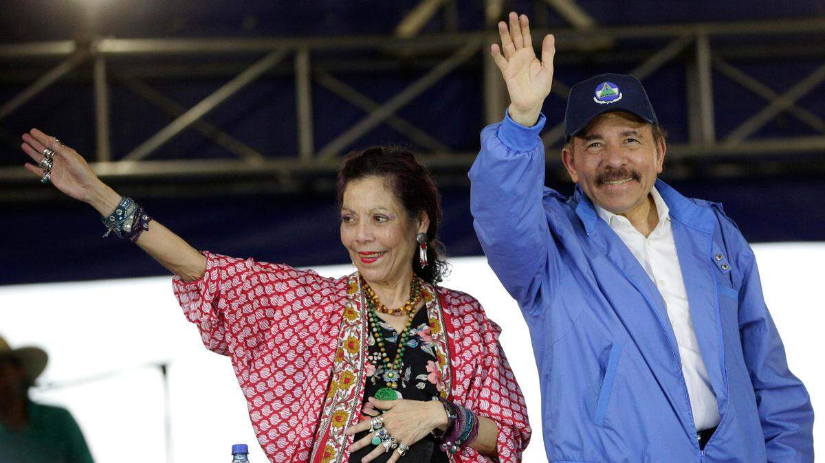 Foto de archivo: El presidente de Nicaragua Daniel Ortega saluda junto a su esposa y vicepresidenta Rosario Murillo, el sábado 7 de julio de 2018, durante una concentración que reunió a simpatizantes del sandinismo en Managua, Nicaragua.