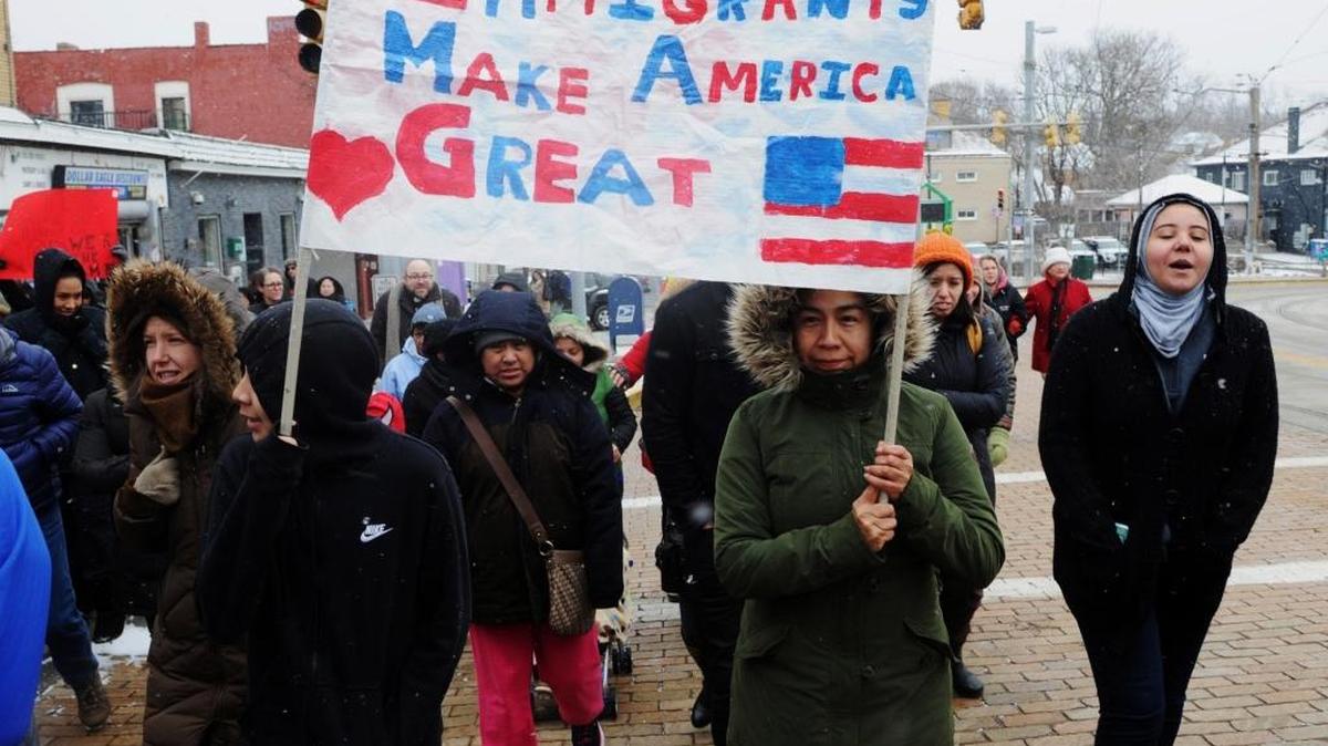 Residentes de Pittsburgh protestan contra las redadas de inmigrantes indocumentados y contra la política de inmigración del presidente Donald Trump el jueves pasado.