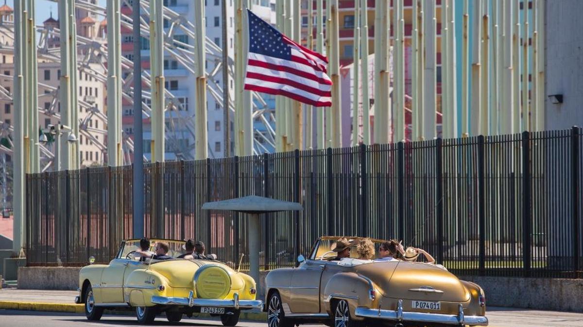 Un automóvil clásico pasa frente a la embajada de Estado Unidos en La Habana, el 18 de febrero de este año.