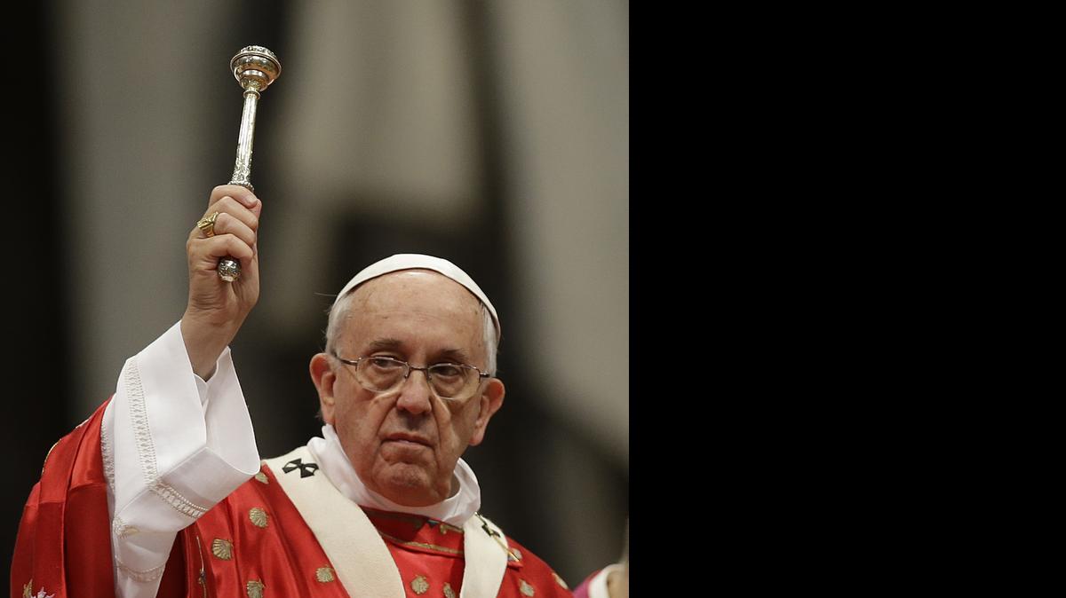 
El Papa Francisco bendice el altar en la Basílica de San Pedro, el 24 de mayo.
