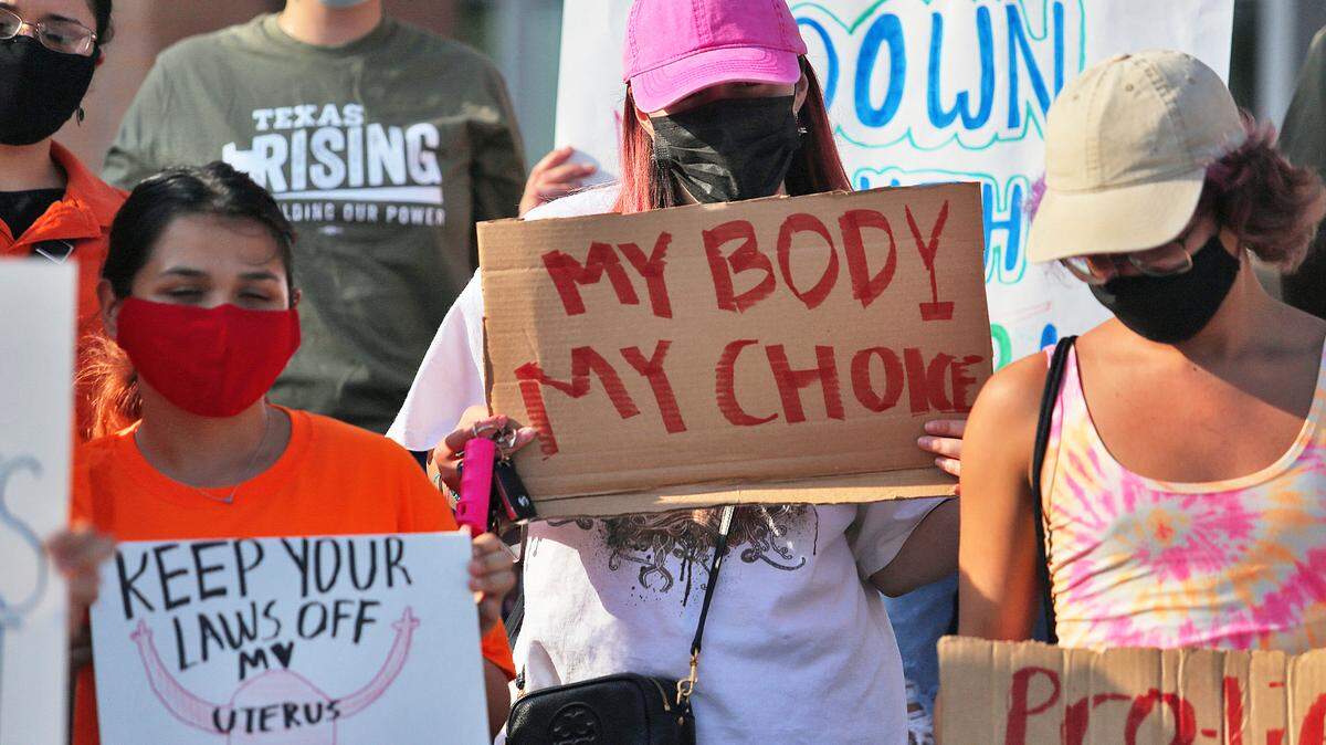 Defensoras del derecho al aborto protestan el miércoles 1 de septiembre de 2021 frente al ayuntamiento de la ciudad de Edinburg, Texas, contra una nueva ley en ese estado que prohíbe el aborto después de las seis semanas de embarazo. La pancarta dice, “es mi cuerpo, es mi decisión”.