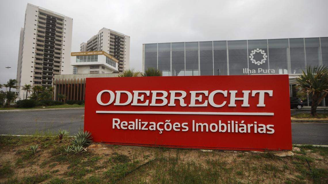 Un cartel de la compañía constructura Odebrecht frente a la Villa Olímpica de Río 2016.