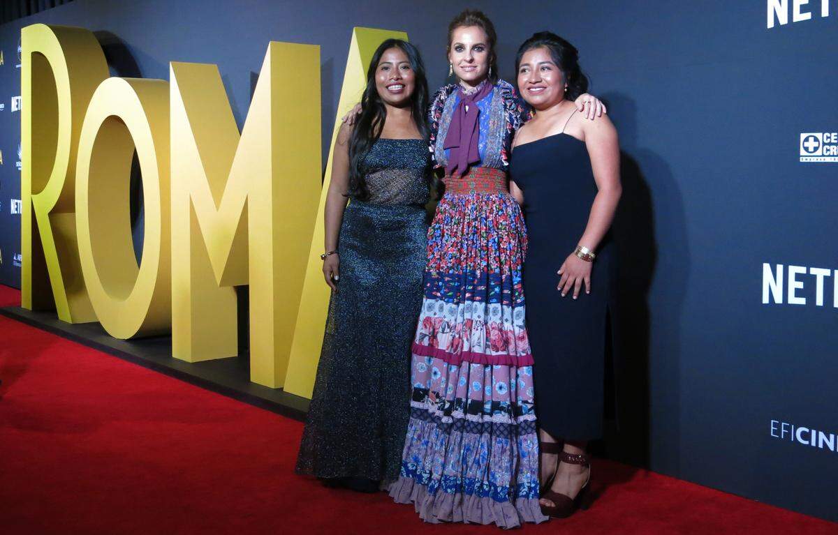 Las actrices mexicanas de la película “Roma”: Yalitza Aparicio (de izq. a der.), Marina de Tavira y Nancy García, posan en la alfombra roja el 21 de noviembre en Ciudad de México.