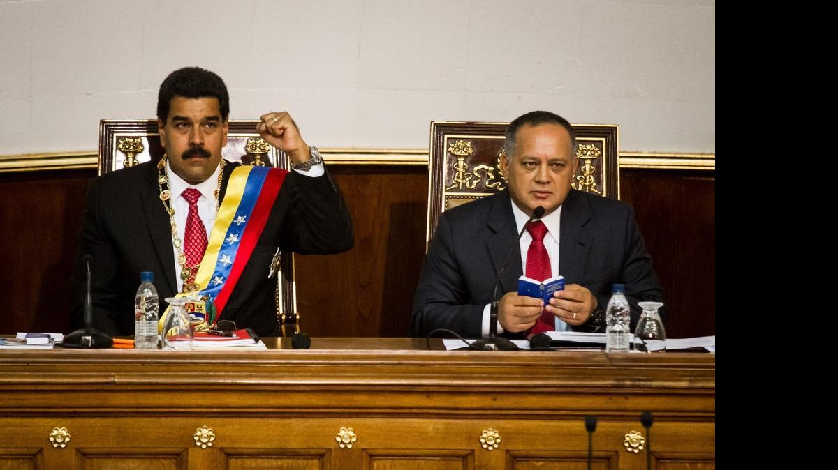 
El presidente de Venezuela, Nicolás Maduro (izq.), ha manifestado su respaldo al presidente de la Asamblea Nacional, Diosdado Cabello, que es investigado en EEUU por narcotráfico.
