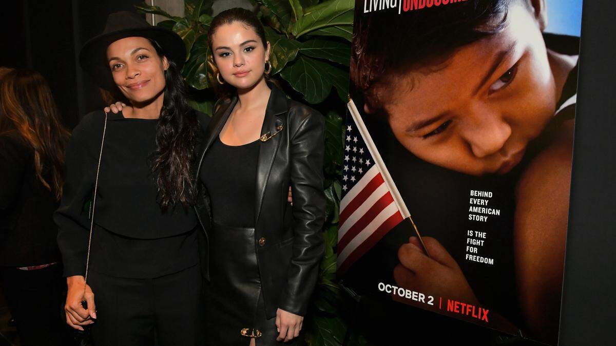 Las actrices Rosario Dawson (izq.) y Selena Gómez asisten al estreno del documental de Netflix “Living Undocumented” (Vivir Indocumentado), producido por Gómez, el miércoles 2 de octubre en Los Ángeles.