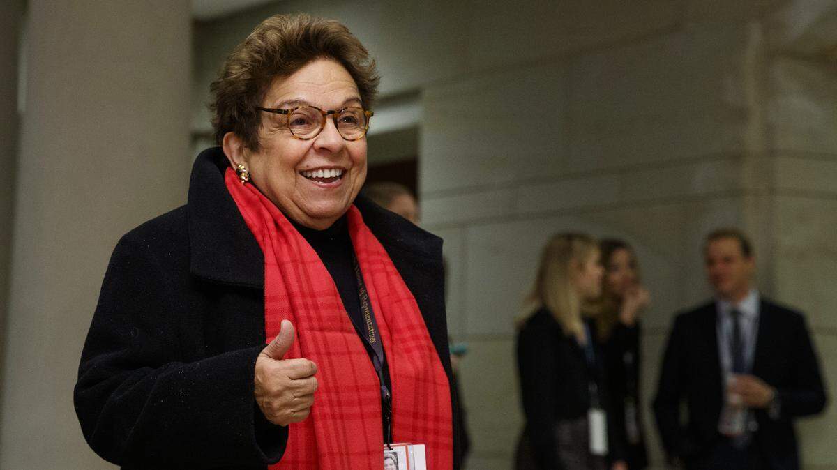 La congresista demócrata electa Donna Shalala (Florida) llega para una reunión en el Capitolio en Washington D.C., el 15 de noviembre.