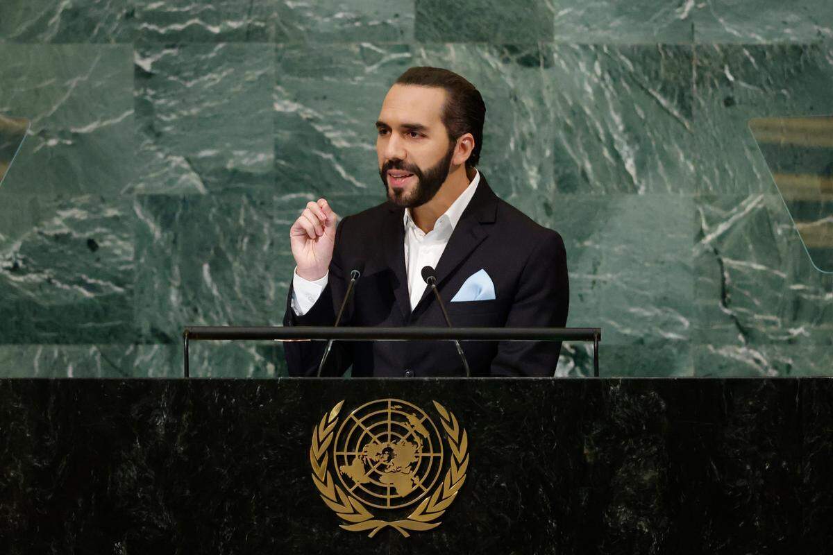 El presidente de El Salvador, Nayib Bukele, se dirige ante la Asamblea General de las Naciones Unidas, en la sede de la ONU, el martes 20 de septiembre de 2022. (Foto AP/Jason DeCrow)