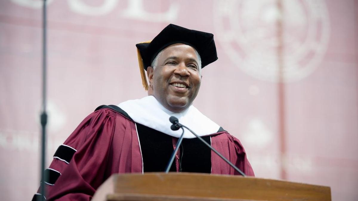 El empresario y filántropo Robert F. Smith se comprometió a pagar los préstamos estudiantiles de más de 300 graduados de Morehouse College en Atlanta. En la foto, Smith da el discurso de honor en la ceremonia de graduación 135 de esta universidad, el 19 de mayo de 2019.