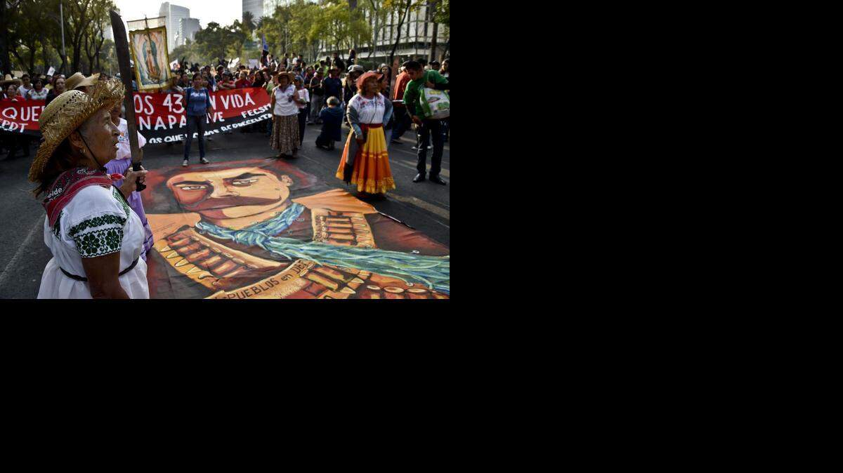 
Una muchedumbre en la Ciudad de México, el sábado pasado, exige justicia en el caso de los 43 estudiantes desaparecidos en el estado meridional de Guerrero.
