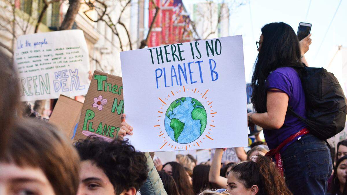 Llegó el momento en el que ya no podemos obviar lo evidentemente: la crisis climática es un hecho. En la imagen, cientos de personas protestan a favor de lograr medidas para reducir el cambio climático y ayudar al planeta. 