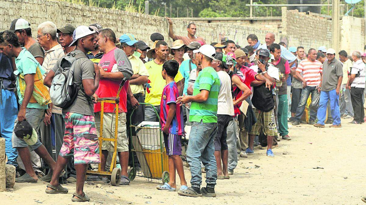 Venezolanos hacen fila para comer en las afueras de un centro de la iglesia católica en Cúcuta, Colombia, el 28 de febrero del 2019.