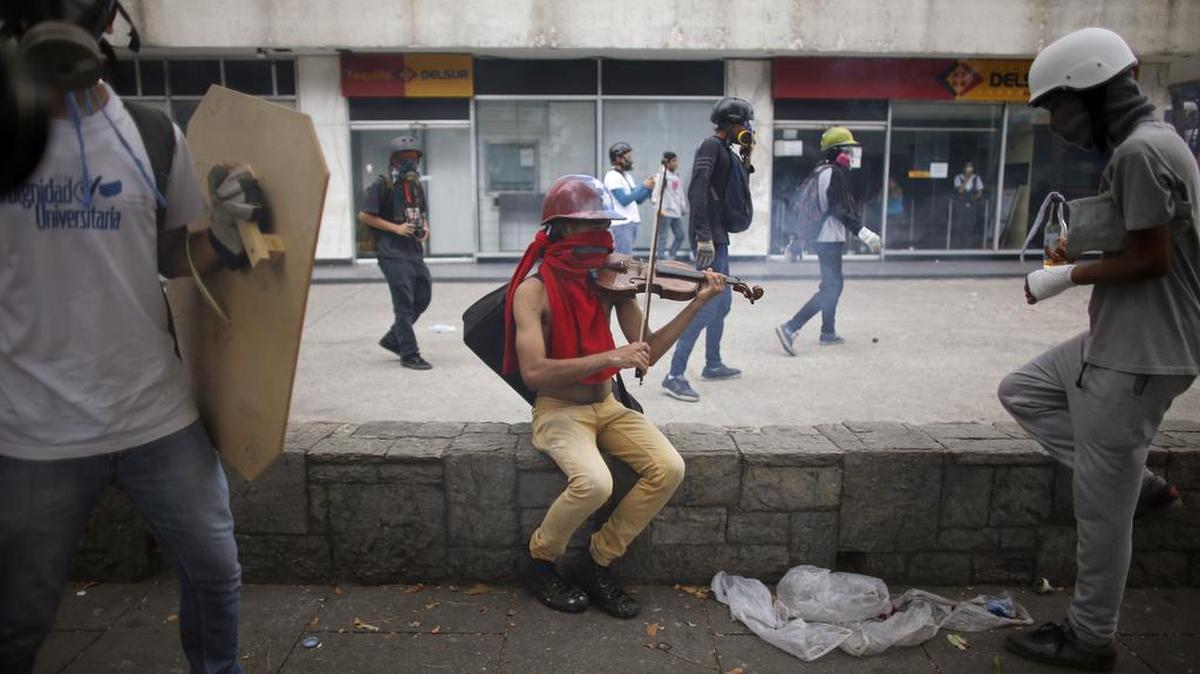 El 8 de mayo de 2017, el violinista Wuilly Arteaga, protestaba con su arte las violaciones de los derechos humanos por parte de las fuerzas de seguridad del régimen de Nicolás Maduro. Hoy el famoso músico autodidacta está exiliado en Nueva York.