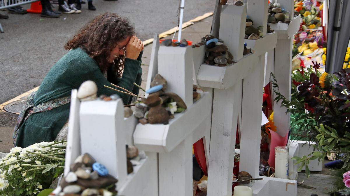 Anat Halevy Hochberg, de Brooklyn, Nueva York, rinde tributo a las víctimas de la matanza en la sinagoga Árbol de la Vida, en las afueras del templo, el jueves en Pittsburgh, Pennsylvania.