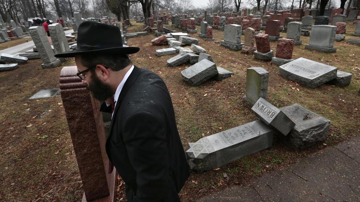 El rabino Hershey Novack camina en el cementerio Chesed Shel Emeth en University City, Missouri, el pasado 21 de febrero. Casi 200 lápidas fueron vandalizadas en el cementerio.