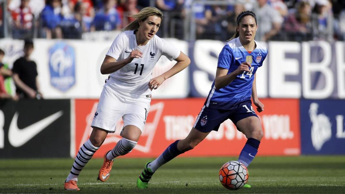 La futbolista norteamericana Morgan Brian (der.) pugna por el balón con la francesa Mikael Backlund en un partido de la Copa SheBelieves el 6 de marzo en Nashville, Tennessee. El equipo de Estados Unidos ganó 1-0.