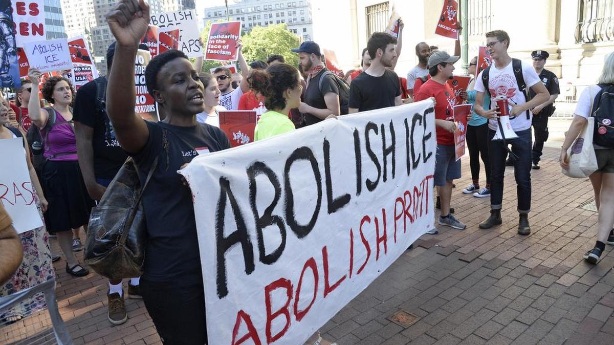 Therese Okoumou (izq.) se manifiesta junto a centenares de personas contra la detención de inmigrantes en Nueva York, en junio del 2018. Okoumu trepó el 4 de julio a la base de la Estatua de la Libertad en una protesta contra la política migratoria.