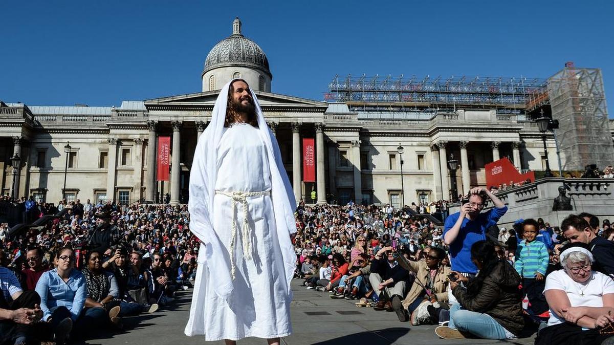El actor James Burke-Dunsmore interpreta a Cristo en un acto en la plaza londinense de Trafalgar Square el Viernes Santo del 2016.