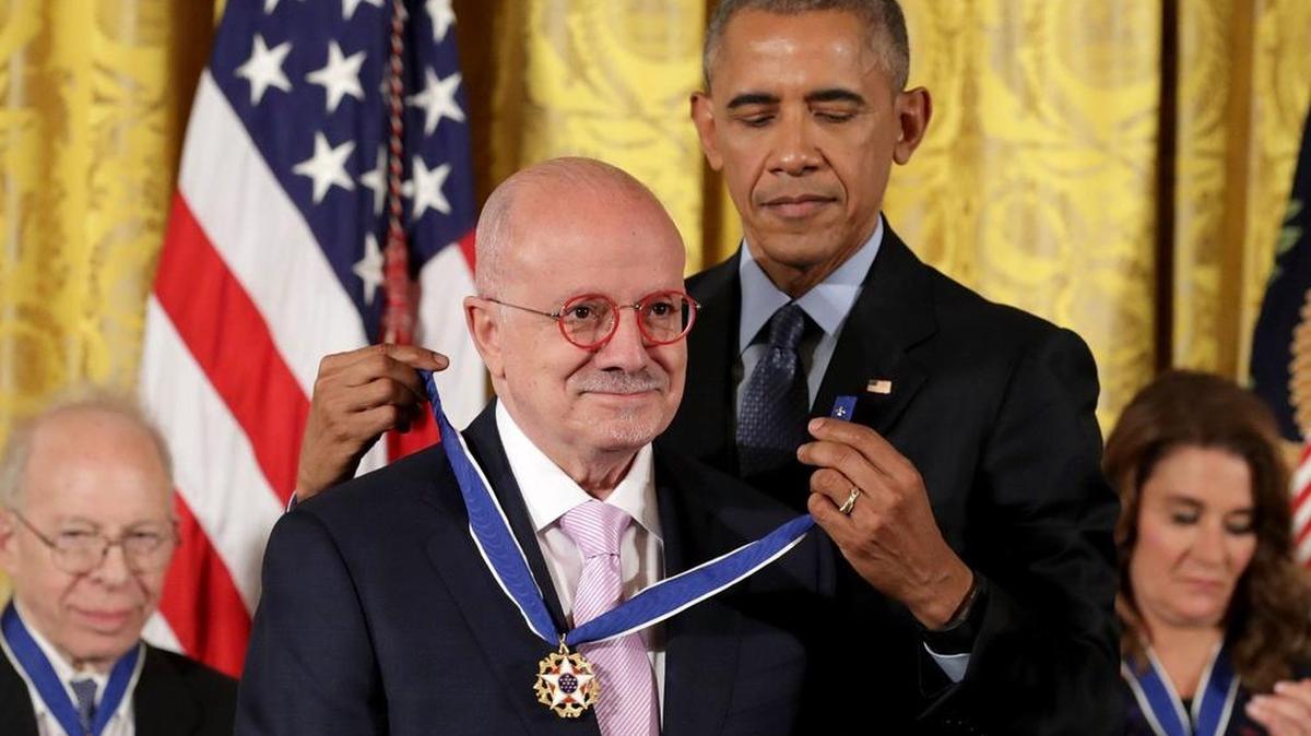 El presidente Barack Obama le entrega la Medalla Presidencial de la Libertad a Eduardo Padrón, presidente de Miami Dade College, el 22 de noviembre de 2016 en Washington. Padrón anunció en febrero que se retira de MDC tras casi 25 años al mando de la institución.