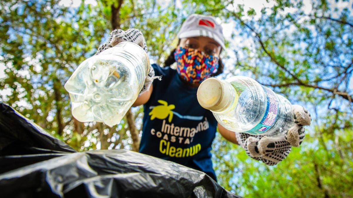 El plástico representa una grave amenaza para el medio ambiente, especialmente en las playas y el mar. Es importante implementar medidas para reducir su consumo y mejorar el reciclaje de este material.