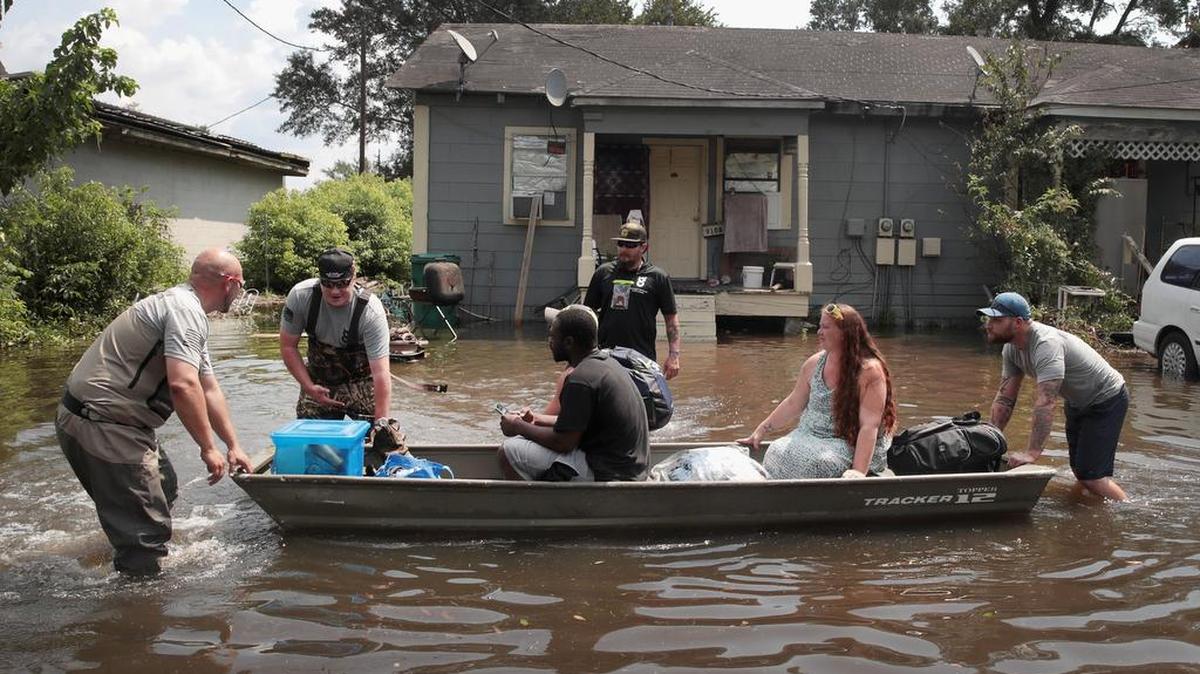 Miembros de la organización Veteranos Heridos de Oklahoma rescatan a víctimas de las inundaciones en Orange, Texas, el 2 de septiembre, tras el paso del huracán Harvey.