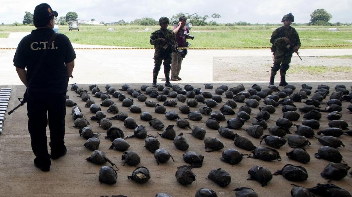 Miembros del ejército colombiano presentan toneladas de cocaína decomisada que pertenecía a las FARC, en el Cauca, en foto de archivo.
