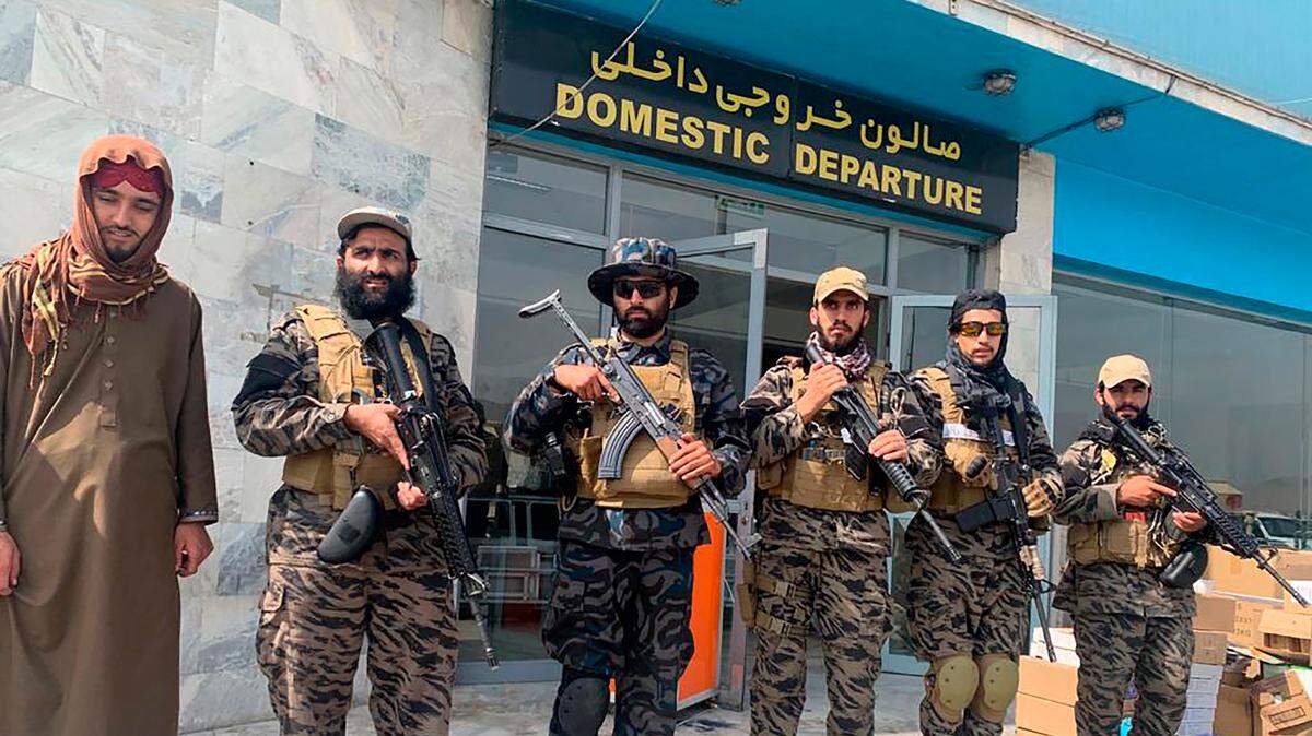 Combatientes talibanes montan guardia en el Aeropuerto Internacional Hamid Karzai tras la retirada estadounidense en Kabul, Afganistán, el martes 31 de agosto de 2021.