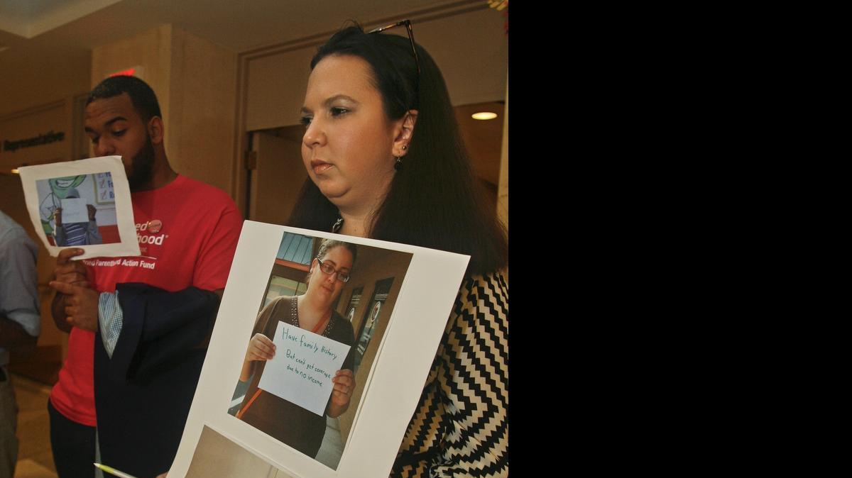 
Isabel Betancourt, de Hialeah, pide en el Capitolio de Tallahassee la expansión del Medicaid, a fines de abril.
