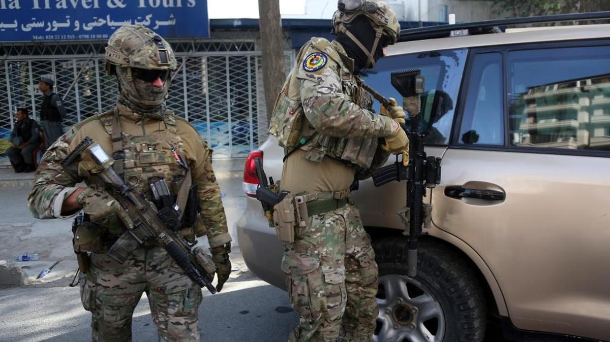 Fuerzas norteamericanas salen del área después de un ataque suicida y un choque entre fuerzas afganas y combatientes del Estado Islámico en ataque a embajada en Kabul.