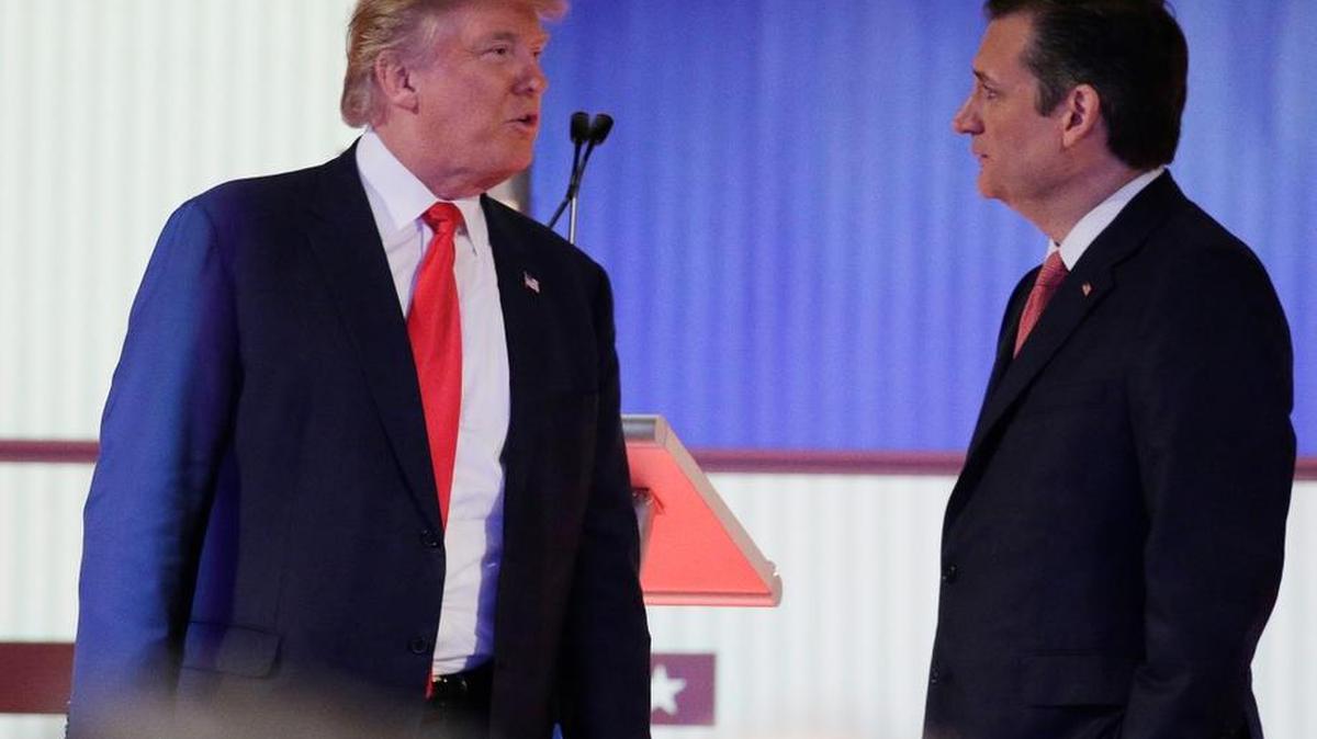Los candidatos republicanos Donald Trump (izq.) y Ted Cruz se reúnen en un debate en North Charleston, Carolina del Sur.