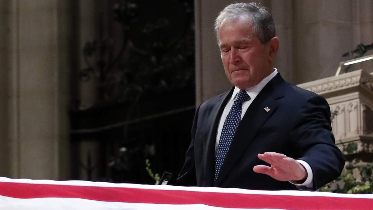 El ex presidente George W. Bush toca el féretro de su padre después de hablar en el Funeral de Estado en honor al presidente número 41, el miércoles en la Catedral Nacional de Washington.